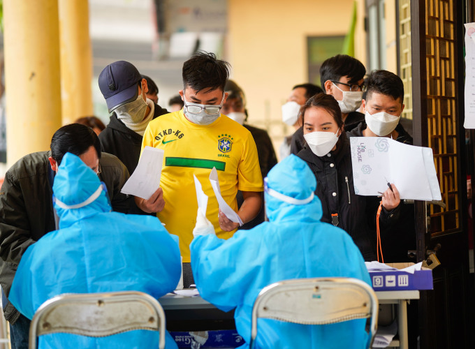 Nhân viên y tế Hà Nội xác nhận cách ly phòng Covid-19 cho người dân. Ảnh: Vnexpress