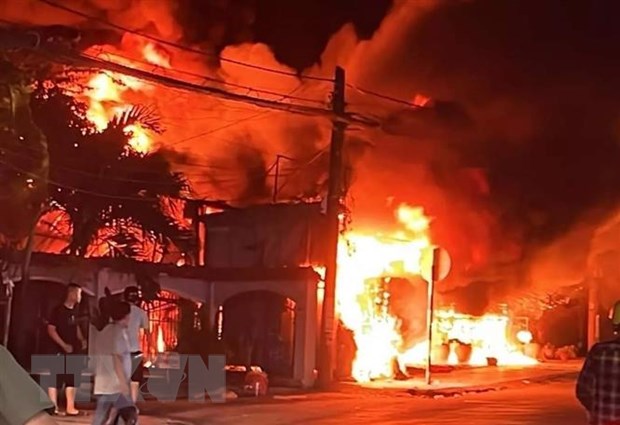 Đám cháy tại khu vực gần chợ đêm  thuộc phường Thái Hòa, thị xã Tân Uyên, tỉnh Bình Dương ngày 5/8. Ảnh: TTXVN