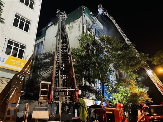 Lực lượng phòng cháy, chữa cháy dùng vòi phun nước vào khu vực có khói bốc lên tại quán karaoke ở đường Quan Hoa, quận Cầu Giấy, Hà Nội ngày 1/8. Ảnh: TTXVN