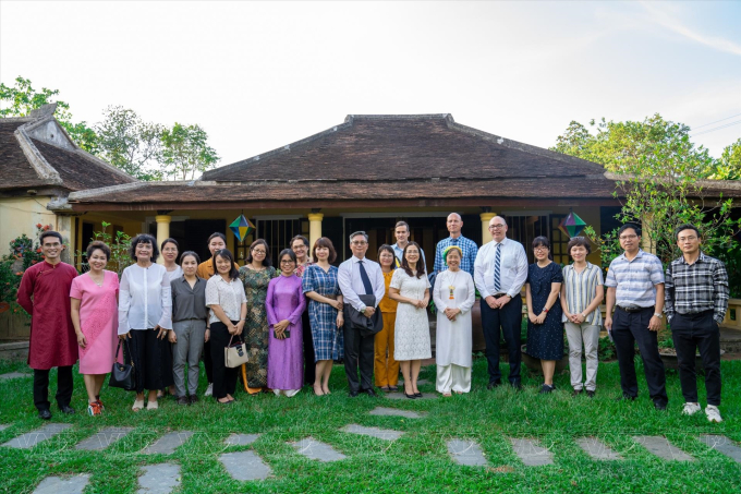 GS.TS Thái Kim Lan tiếp những người bạn đến từ Cơ quan Phát triển Quốc tế của Hoa Kỳ (USAID). Ảnh: Tư liệu của nhân vật