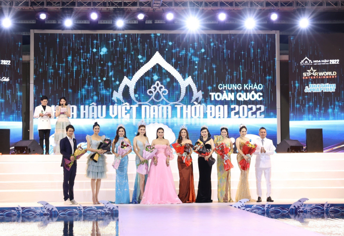 Trưởng BTC Đặng Gia Bena cùng Phó BTC Trương Tuấn trao hoa tri ân cho các vị giám khảo của đêm chung khảo