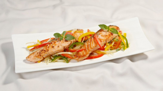 Salad cá hồi húng quế là sự pha trộn giữa vị ngọt của cá, sự giòn ngon của rau củ và vị đậm đà của nước sốt.