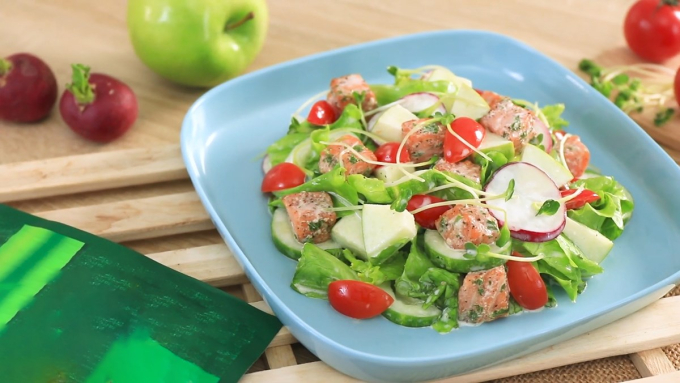 Salad cá hồi thường được dùng như món khai vị.