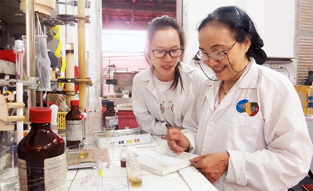 GS.TS Nguyễn Kim Phi Phụng (phải) hướng dẫn nghiên cứu sinh thực hành thí nghiệm.