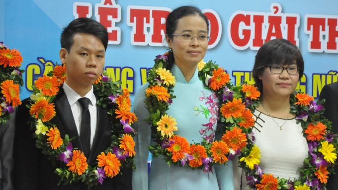   TS Huỳnh Ngọc Trinh (giữa) vinh dự được trao giải thưởng Quả cầu vàng khoa học kỹ thuật năm 2016.  