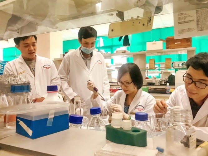 TS Trịnh Hoàng Kim Tú cùng các đồng nghiệp thực hiện đề tài nghiên cứu tại phòng thí nghiệm. 