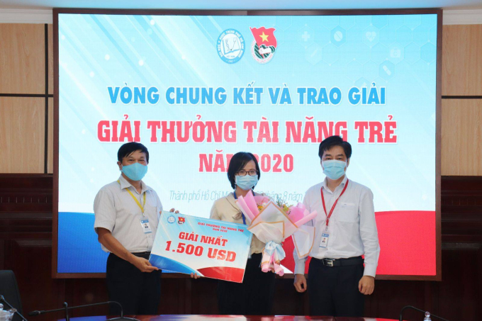 TS.BS Trịnh Hoàng Kim Tú nhận giải Nhất “Tài năng trẻ Đại học Y Dược TPHCM” năm 2020.