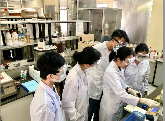 TS. Phan Thị Tố Nga hướng dẫn các sinh viên thực hành trong phòng thí nghiệm.