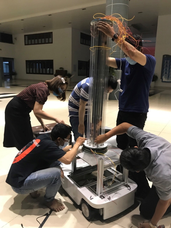 TS. Dương Thị Thùy Vân cùng nhóm nghiên cứu của Đại học Tôn Đức Thắng chế tạo robot khử khuẩn.