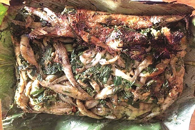 Cá bống suối được gói trong lá chuối rồi ủ than cho chín.