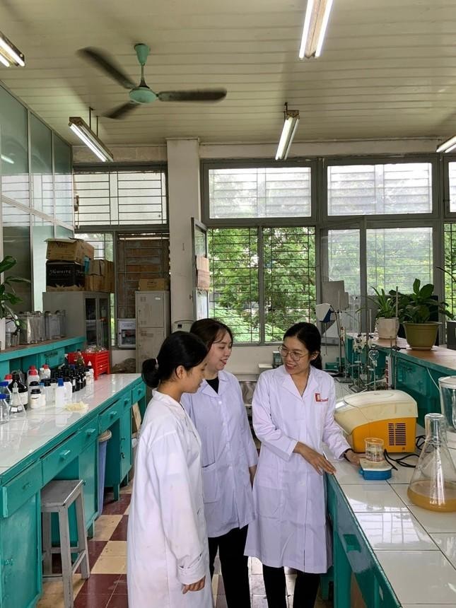 TS. Vũ Thị Tần (bên phải) cùng các nữ nhà khoa học đang trao đổi kiến thức chuyên môn tại Viện Kỹ thuật Hóa Học (Đại học Bách Khoa Hà Nội).
