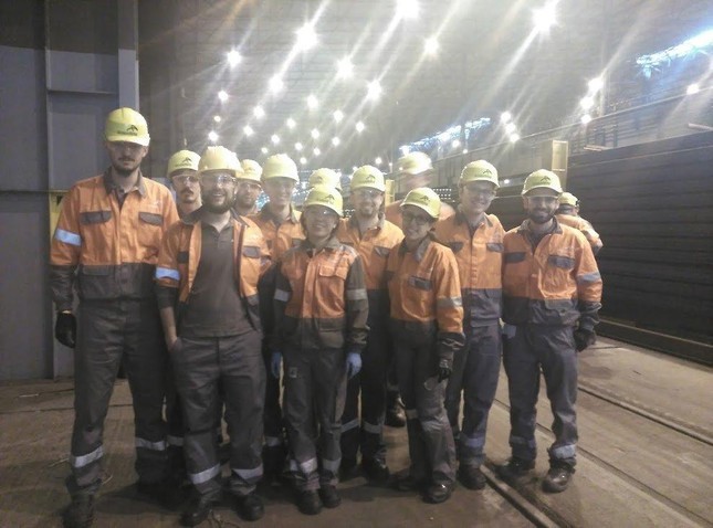 TS. Vũ Thị Tần (đứng giữa hàng đầu) cùng các Kỹ sư tài năng tại Tập đoàn Thép Arcelormittal.