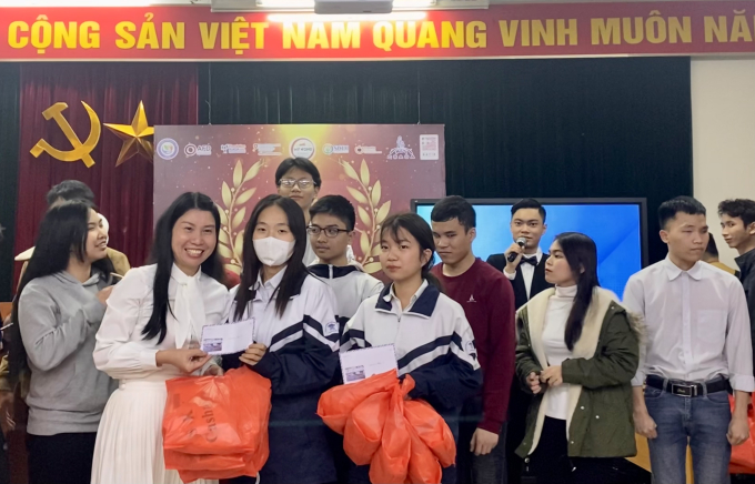 TS. Trần Thị Thu Hiền, Phó trưởng khoa Giới và Phát triển, Học viện Phụ nữ Việt Nam, thành viên Ban cố vấn trao quà cho các đội thi