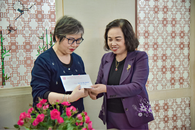 GS.TS Lê Thị Hợp - Chủ tịch Hội NTT Việt Nam tặng quà, chúc Tết Tạp chí Phụ nữ Mới. Ảnh: Hoàng Toàn