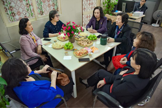 Tại buổi gặp mặt đầu xuân 2023, tập thể lãnh đạo Hội đã hỏi thăm tình hình sức khỏe, công việc của toàn thể lãnh đạo, phóng viên, biên tập viên Tạp chí. Ảnh: Hoàng Toàn