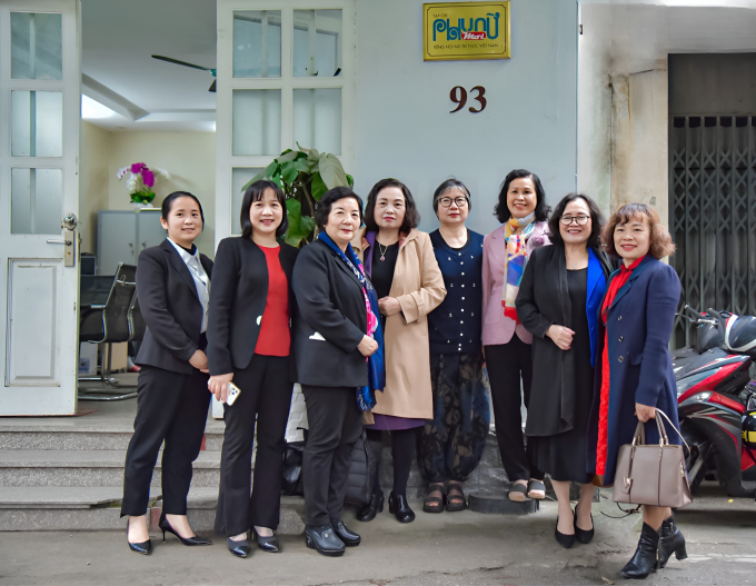 Đoàn lãnh đạo Hội Nữ trí thức Việt Nam tới thăm và chúc Tết Tạp chí Phụ nữ Mới. Ảnh: Hoàng Toàn
