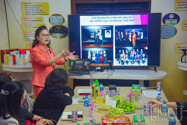 Bà Lê Thị Khánh Vân - Giám đốc Trung tâm Ứng dụng Khoa học Công nghệ và Khởi nghiệp báo cáo về các hoạt động của Trung tâm trong năm 2022. Ảnh: Hoàng Toàn