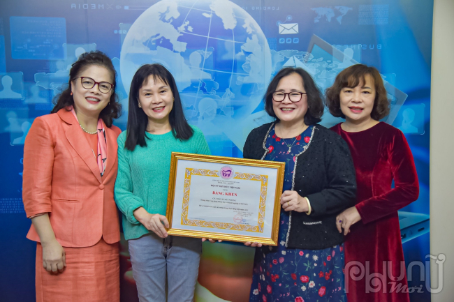 Lãnh đạo Hội NTT Việt Nam trao tặng bằng khen cho Hội viên Chi hội COSTAS. Ảnh: Hoàng Toàn