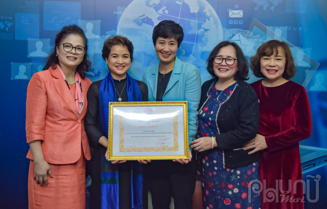 Lãnh đạo Hội NTT Việt Nam trao tặng bằng khen cho Tập thể Chi hội COSTAS. Ảnh: Hoàng Toàn