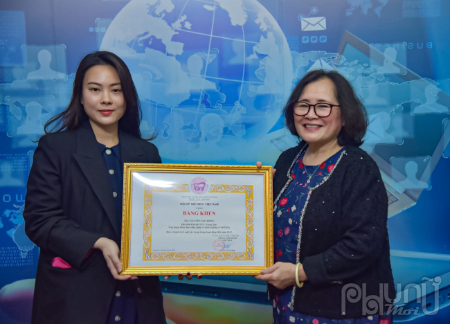 TS Phạm Thị Mỵ - Phó Chủ tịch thường trực Hội NTT Việt Nam trao tặng Bằng khen cho hội viên có thành tích xuất sắc năm 2022. Ảnh: Hoàng Toàn