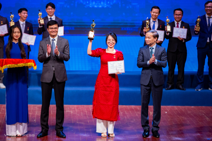 TS Lê Thị Phương (giữa) được vinh danh tại giải thưởng Quả cầu Vàng 2022.