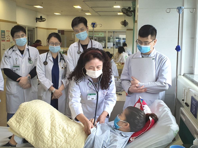 PGS.TS. BS Trương Thanh Hương (nữ bác sỹ được trao tặng giải thưởng Kovalevskaia năm 2022) cùng các đồng nghiệp trẻ thăm khám bệnh nhân. Ảnh: baochinhphu.vn