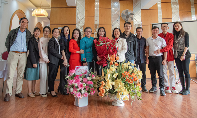 Cán bộ, phóng viên Tạp chí Phụ nữ Mới chào mừng nhà báo Chu Thị Thu Hằng. Ảnh: Hoàng Toàn