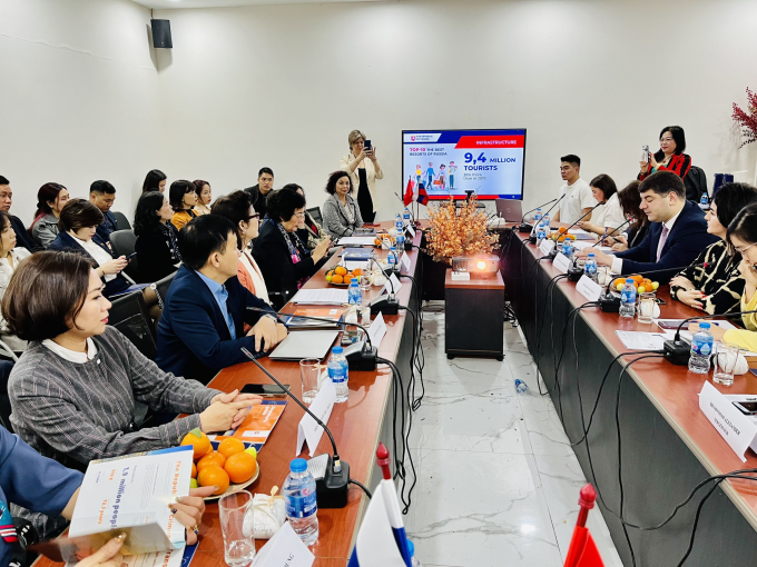 Toàn cảnh Hội nghị bàn tròn, kết nối kinh doanh giữa doanh nghiệp nước ngoài với các doanh nghiệp Việt Nam trong sản xuất Rượu, Tinh dầu và Mỹ phẩm