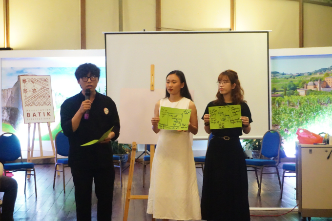 Các đại biểu tham dự lễ liên hoan tổng kết thảo luận, chia sẻ những ý kiến nhằm thu hút thanh niên tham gia vào phong trào thúc đẩy bình đẳng giới và xóa bỏ bạo lực giới tại Việt Nam.