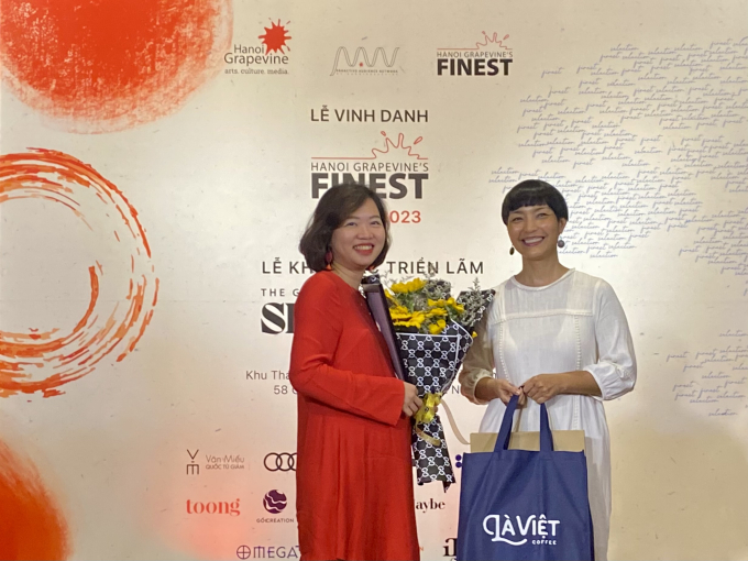 Đại diện Hanoi Grapevine trao tặng giải thưởng Nghệ sĩ tích cực do Hanoi Grapevine lựa chọn cho Nghệ sỹ Lê Giang