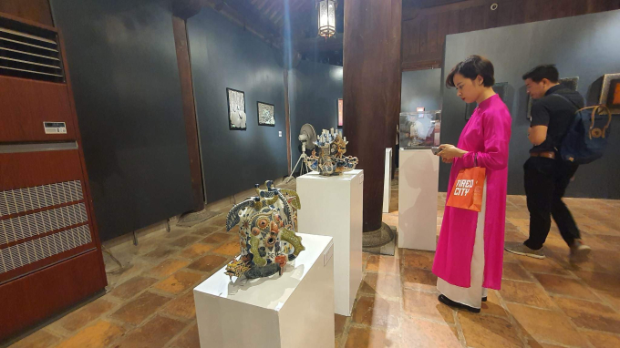 Các khách mời và công chúng yêu nghệ thuật chiêm ngưỡng các tác phẩm trong triển lãm 
