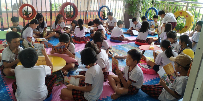 Các em học sinh trường Tiểu học Đông Hòa B, huyện Dĩ An, tỉnh Bình Dương đọc sách tại Ngôi nhà trí tuệ trong giờ giải lao