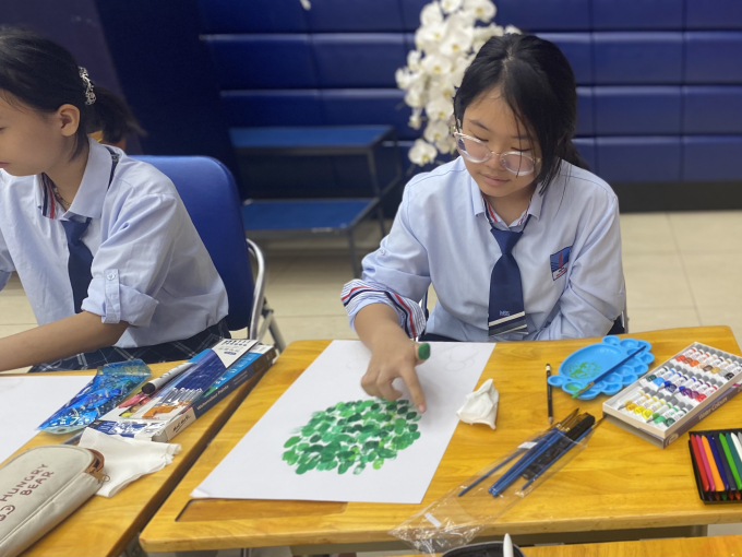 Em Hoàng Yến (Lớp 6C5, Trường THCS Nguyễn Siêu) vẽ bức tranh tương lai xanh bằng tay