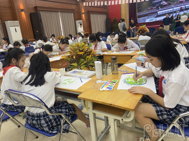 Tại Lễ Phát động cuộc thi, gần 200 em học sinh Tiểu học và Trung học Cơ sở Nguyễn Siêu đã hào hứng tham gia vẽ tranh dự thi