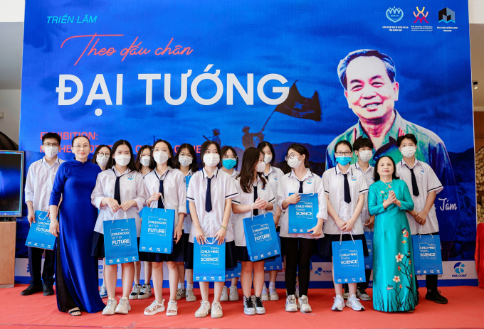 Bà Nguyễn Thị Luận và trẻ em vùng mỏ Quảng Ninh tham gia Triển lãm Theo dấu chân Đại tướng vào tháng 09/2022
