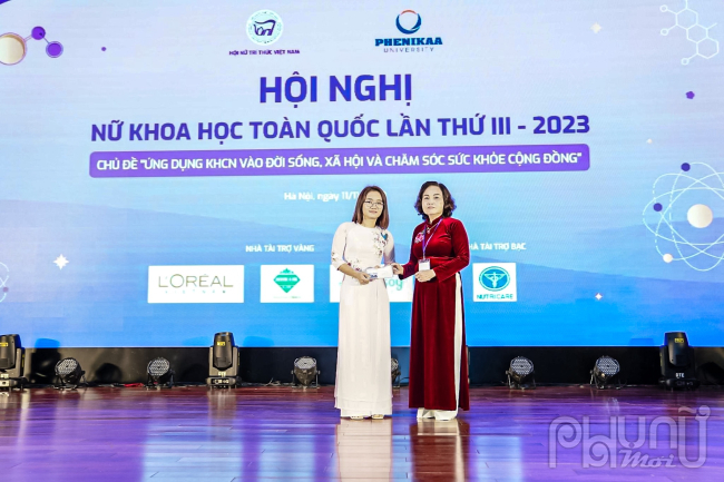 TS Đỗ Thu Trang được GS.TSKH Phạm Thị Trân Châu - Nguyên Chủ tịch Hội Nữ trí thức Việt Nam trao tặng phần quà dành cho Nữ trí thức trẻ nhất có nhiều thành tích xuất sắc trong nghiên cứu khoa học năm 2022 - 2023. Ảnh: Hoàng Toàn 
