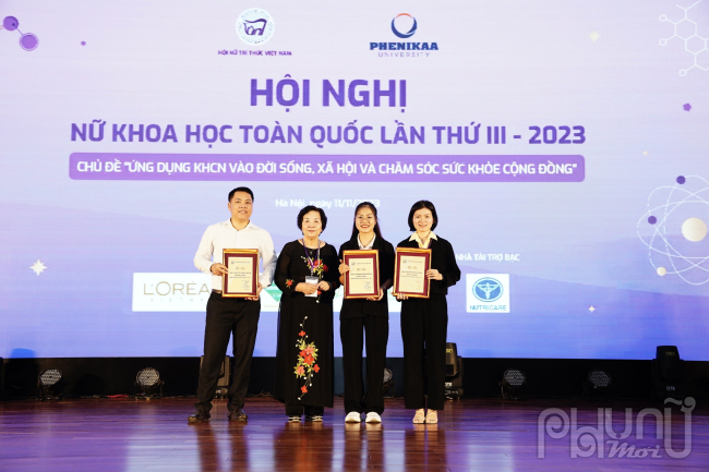 Đại diện lãnh đạo Hội NTT Việt Nam tri ân các nhà tài trợ. Ảnh: Hoàng Toàn