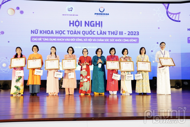 TS. Phạm Thị Mỵ - Phó Chủ tịch Thường trực Hội NTT Việt Nam trao tặng bằng khen cho các Nữ trí thức trẻ tiêu biểu năm 2022 - 2023. 