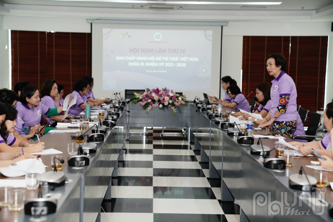 PGS.TS Bùi Thị An, Phó Chủ tịch Hội NTT Việt Nam điều hành phần thảo luận tại Hội nghị. Ảnh: Hoàng Toàn