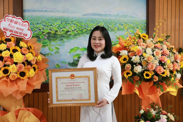 Nhà giáo Trần Thị Phương Dung, Hiệu trưởng Trường Mầm non Đô thị Sài Đồng vừa được UBND TP Hà Nội tặng Bằng khen. Ảnh: VGP/Minh Anh