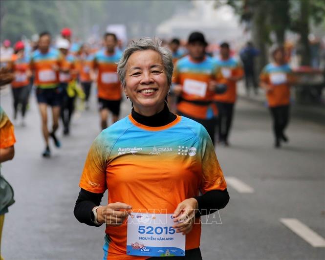 Bà Nguyễn Vân Anh, Giám đốc Trung tâm Nghiên cứu và Ứng dụng Khoa học về Giới - Gia đình - Phụ nữ và Vị thành niên (CSAGA) tham gia chạy quanh hồ Hoàn Kiếm. Ảnh: Tuấn Đức/TTXVN