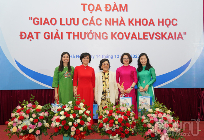 Trong khuôn khổ tọa đàm, GS.TSKH. Phạm Thị Trân Châu đã trao tặng hoa và quà cho các nữ trí thức Trường ĐHKHTN đạt tiêu chuẩn chức danh Phó giáo sư năm 2023.