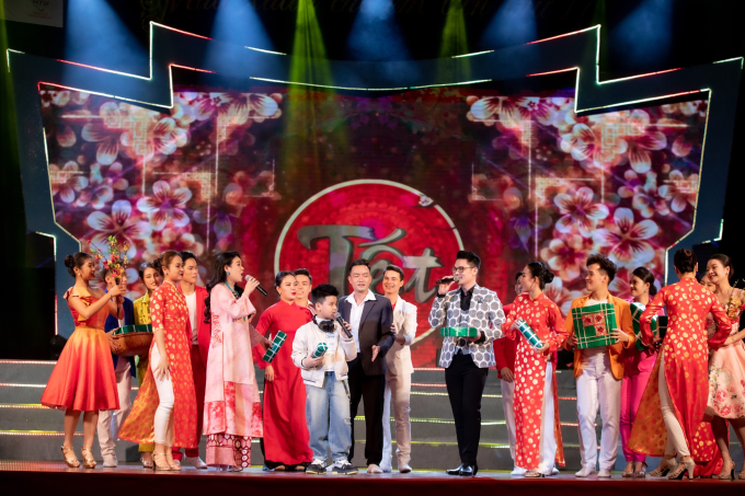 Gia đình nghệ sỹ Hàn Minh Tú, Lê Minh Tuyến và bé Đức Tâm trình diễn ca khúc 