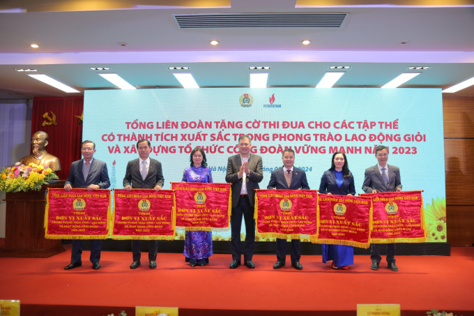Lãnh đạo Tổng Liên đoàn Lao động Việt Nam trao Cờ thi đua cho các tập thể xuất sắc