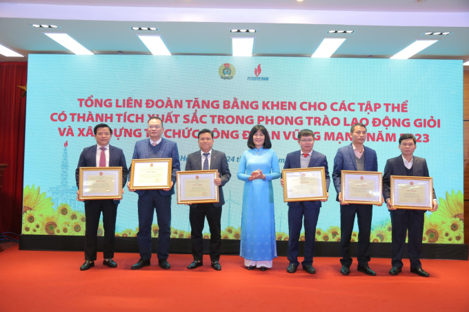 Trao Bằng khen của Tổng Liên đoàn Lao động Việt Nam cho các tập thể xuất sắc
