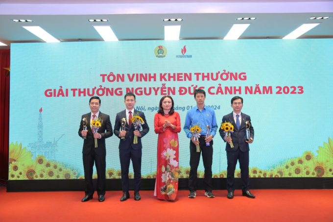 Đồng chí Trần Anh Khoa nhận Giải thưởng Nguyễn Đức Cảnh