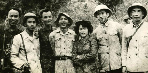 Nhà báo Dương Thị Xuân Quý cùng đồng đội của mình trên chiến trường.