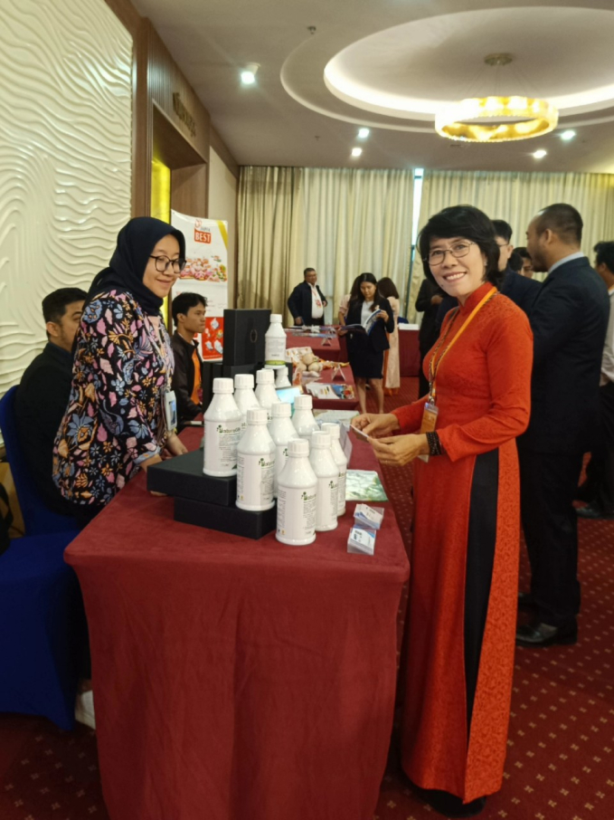 Nhiều DN Indonesia cũng trưng bày quảng bá các sản phẩm của mình trong cuộc gặp gỡ giao lưu này