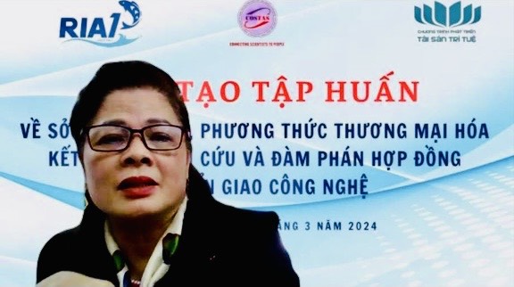 ThS. Lê Thị Khánh Vân, Giám đốc Trung tâm Ứng dụng KHCN và Khởi nghiệp,  Hội Nữ trí thức Việt Nam phát biểu tại lớp đào tạo