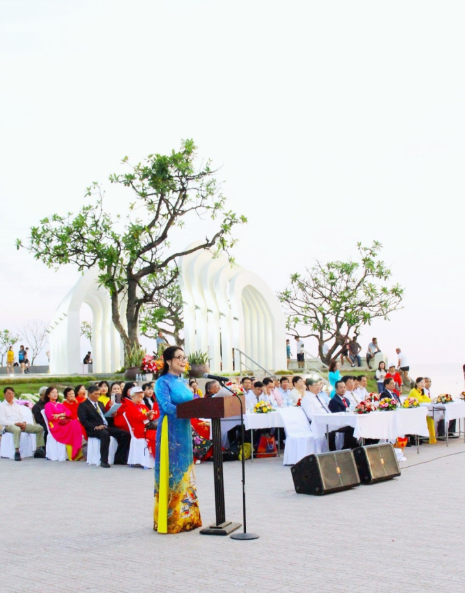 Bà Nguyễn Thị Thanh Hương- Chủ tịch Hội UNESCO tỉnh Khánh Hòa phát biểu khai mạc chương trình biểu diễn nghệ thuật Nha Trang bừng sáng